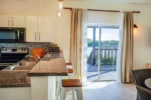 Fridge, microwave, oven, stovetop - Flamingo Lake Guest House -2Bed 2.5 Bath (providenciales)