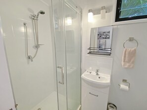 Shower - Kadani, 17 Yule Street-BOM (Picnic Bay)