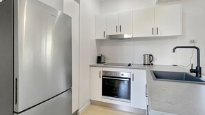 Refrigerador, microondas, parrilla de estufa y tostadora
