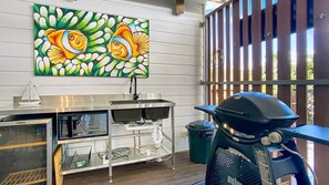 Réfrigérateur, micro-ondes, plaque de cuisson, grille-pain