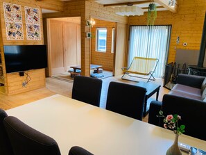 Interior - Bedroom S with the scent of the sun and wood / Yachimata Chiba (Yachimata)