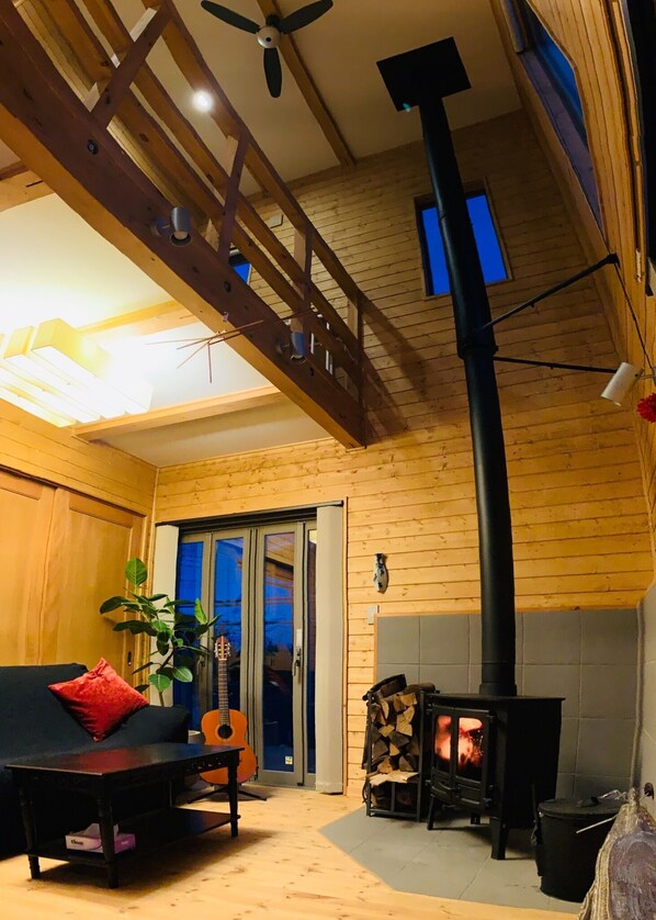 Interior - Bedroom S with the scent of the sun and wood / Yachimata Chiba (Yachimata)