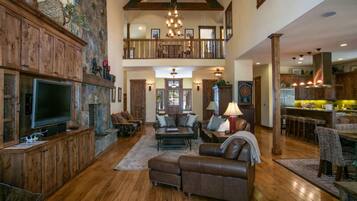 House, 6 Bedrooms | Living room