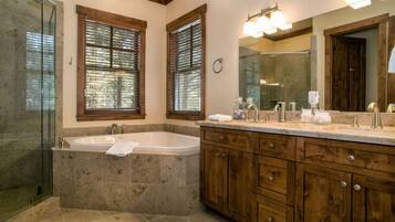 House, 6 Bedrooms | Bathroom | Towels