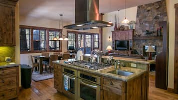 House, 6 Bedrooms | Private kitchen