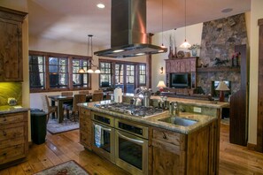 House, 6 Bedrooms | Private kitchen