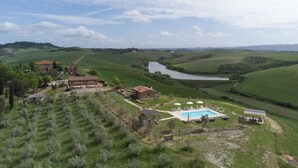 Une propriété rurale dotée d’une piscine, de champs en terrasses et d’une rivière.