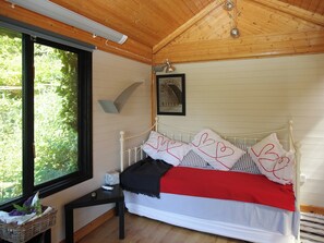 1 bedroom, bed sheets - 1 bedroom accommodation in The Narth, near Monmouth (The Narth, near Monmouth)