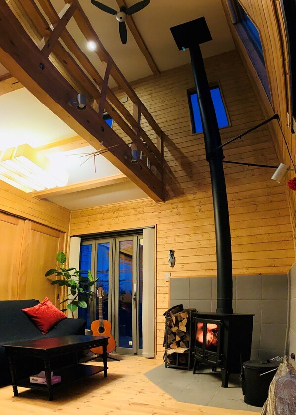 Interior - The bedroom where the scent of the sun and wood / Yachimata Chiba (Yachimata)