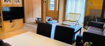 The bedroom where the scent of the sun and wood / Yachimata Chiba