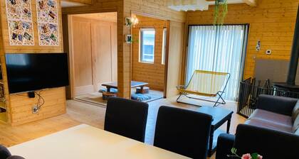 The bedroom where the scent of the sun and wood / Yachimata Chiba