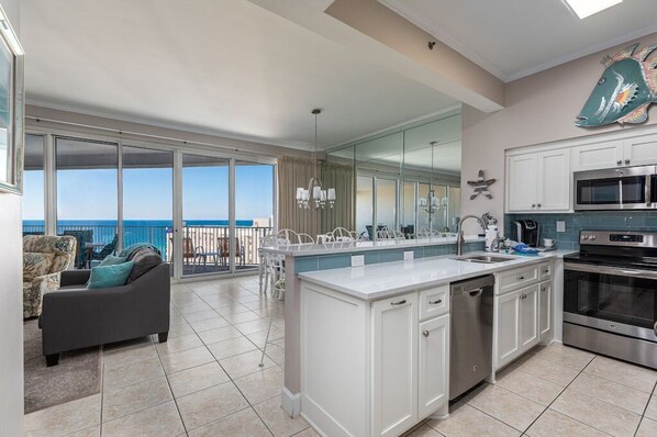 Jääkaappi, mikroaaltouuni, uuni, liesi