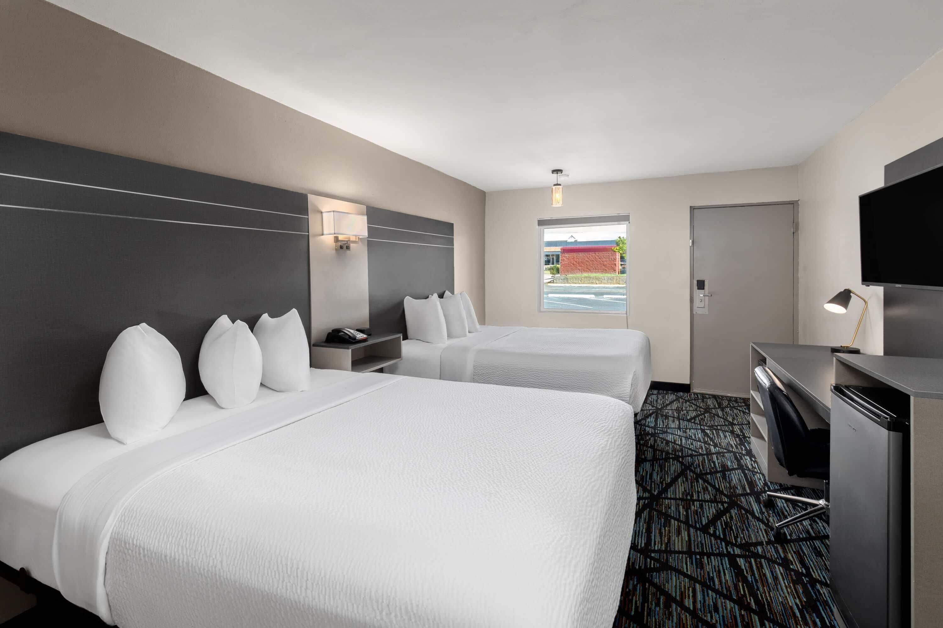 Rom, 2 queensize-senger, tilgjengelighetstilpasset, ikke-røyk | Skrivebord, skrivebord for bærbar PC og strykejern/-brett