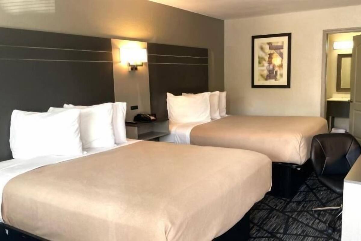 Schreibtisch, laptopgeeigneter Arbeitsplatz, Bügeleisen/Bügelbrett