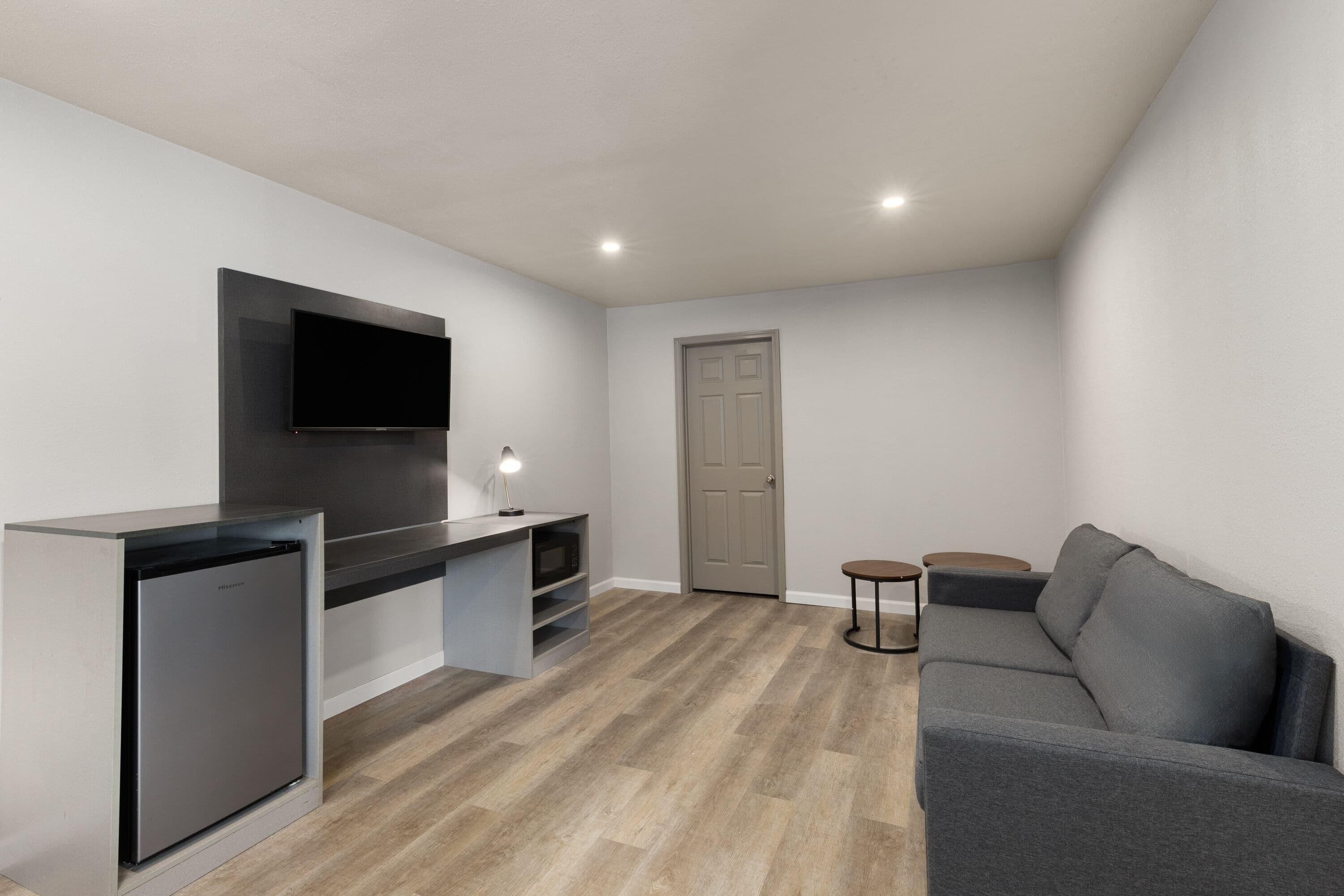 Suite, 1 soverom, ikke-røyk | Skrivebord, skrivebord for bærbar PC og strykejern/-brett