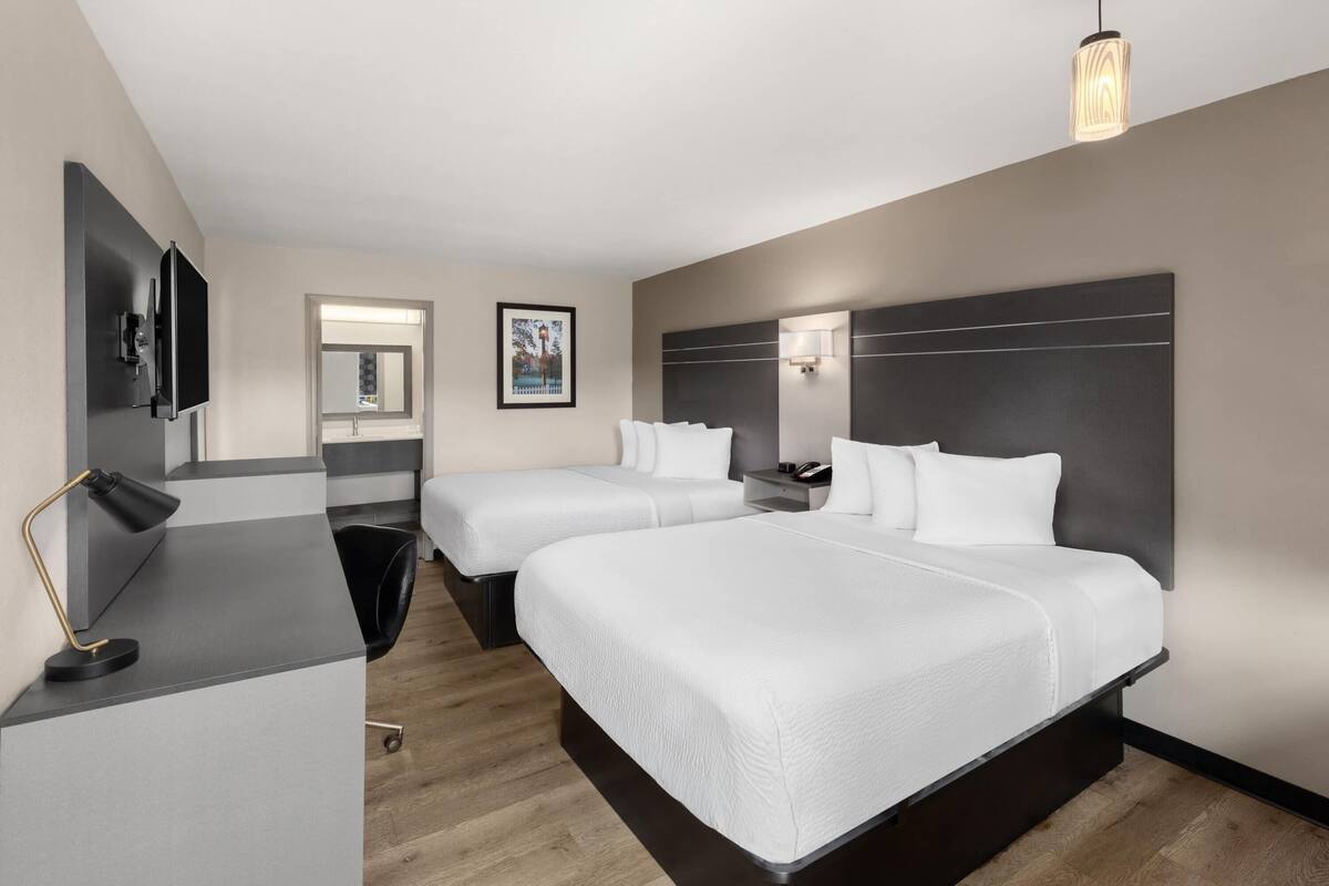 Rum - 2 queensize-sängar - icke-rökare | Skrivbord, arbetsyta för laptop, strykjärn/strykbräda och gratis wi-fi