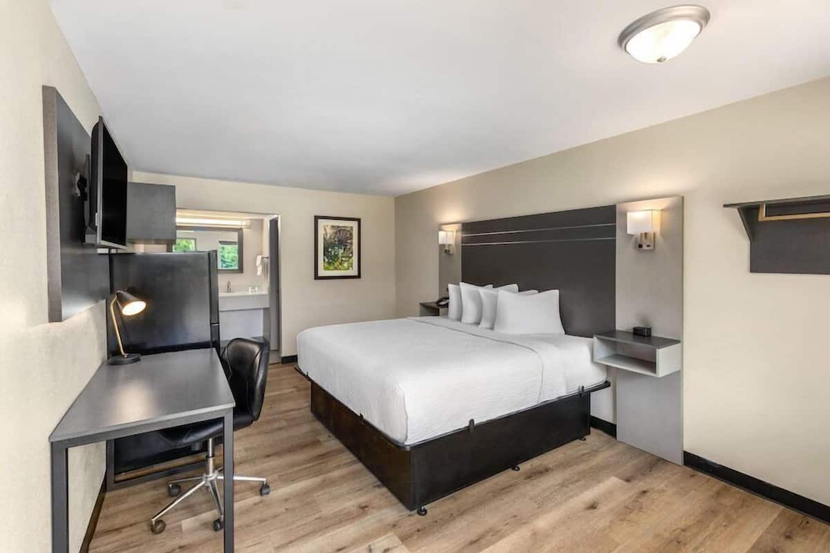 Desk, laptop workspace, iron/ironing board, free WiFi