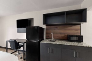 Desk, laptop workspace, iron/ironing board, free WiFi