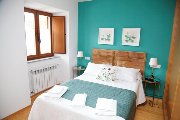 4 bedrooms, desk, iron/ironing board, travel cot