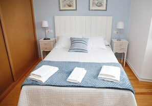 4 habitaciones, escritorio y tabla de planchar con plancha