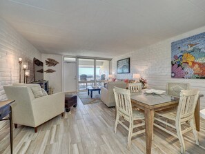 Smart TV - Gulf water view! Private beach access. Quite setting. A short walk to the beach! (Port Aransas)