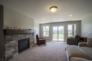 TV, fireplace, DVD player - Large Mountain  Home located on the Homestead golf course 3 Bed 3.5  Bath (Midway)