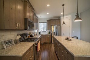 Fridge, microwave, oven, stovetop - Large Mountain  Home located on the Homestead golf course 3 Bed 3.5  Bath (Midway)