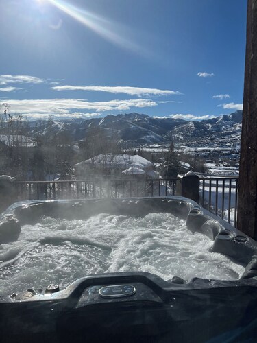 Sunny 5 Bd Mountain Home-Gorgeous View-Perfect for 2 or MultiGen Families-HotTub