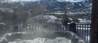 Sunny 5 Bd Mountain Home-Gorgeous View-Perfect for 2 or MultiGen Families-HotTub