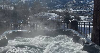 Sunny 5 Bd Mountain Home-Gorgeous View-Perfect for 2 or MultiGen Families-HotTub