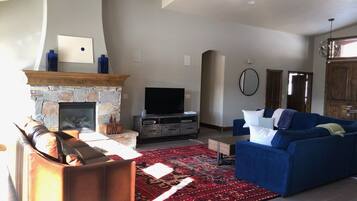 Una Smart TV, una chimenea, videojuegos, una mesa de tenis de mesa