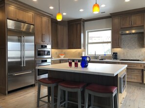 Frigorífic, microones, forn i placa de cuina