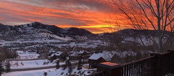 Sunny 5 Bd Mountain Home-Gorgeous View-Perfect for 2 or MultiGen Families-HotTub