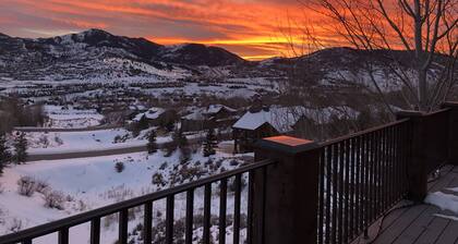 Sunny 5 Bd Mountain Home-Gorgeous View-Perfect for 2 or MultiGen Families-HotTub