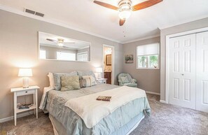 4 makuuhuonetta, työpöytä, silitysrauta/-lauta, ilmainen Wi-Fi