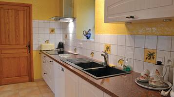 Réfrigérateur, plaque de cuisson, lave-vaisselle, cafetiÚre/bouilloire