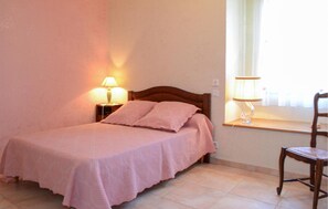 2 bedrooms, travel crib, bed sheets