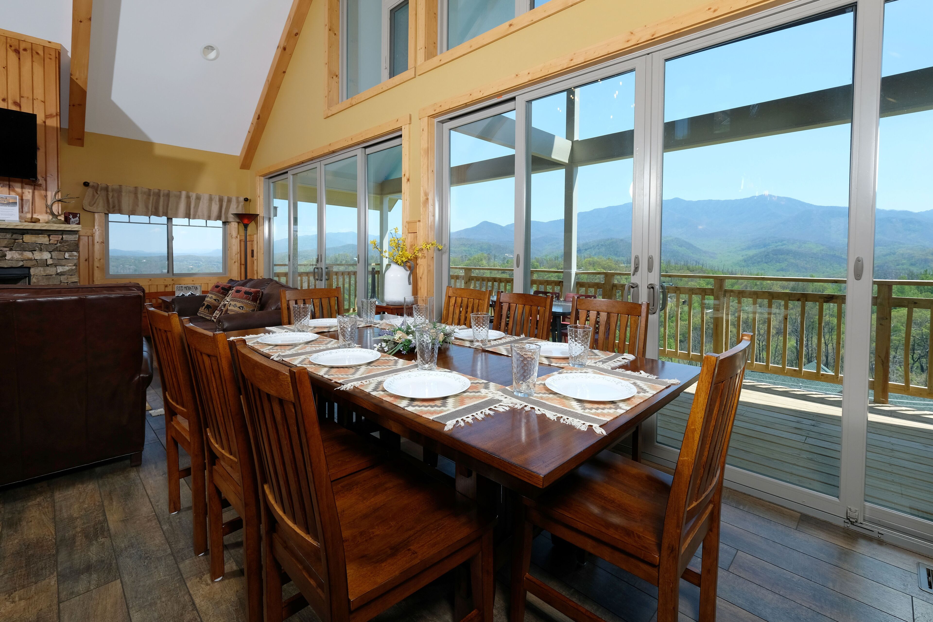 Four (4) bedroom with HOT TUB, MOUNTAIN VIEW, GAME ROOM...CHERRY TREE LODGE!