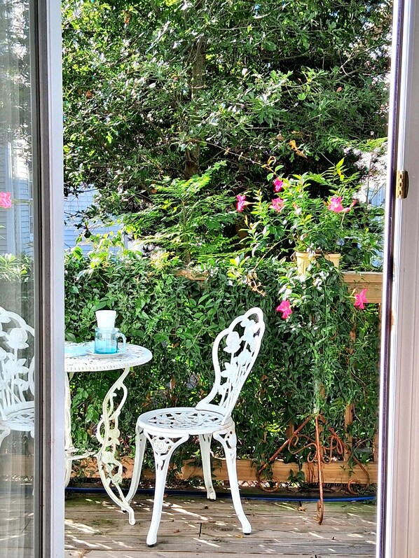 Outdoor dining - Uptown Masterpiece, Luxury Central to Everything (New Orleans)