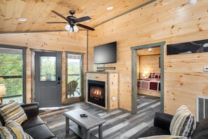 1 bedroom, free WiFi, bed sheets - Stunning views, king bed, hot tub, arcade games, privacy. (Cosby)