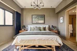 Tabla de planchar con plancha, internet y ropa de cama 