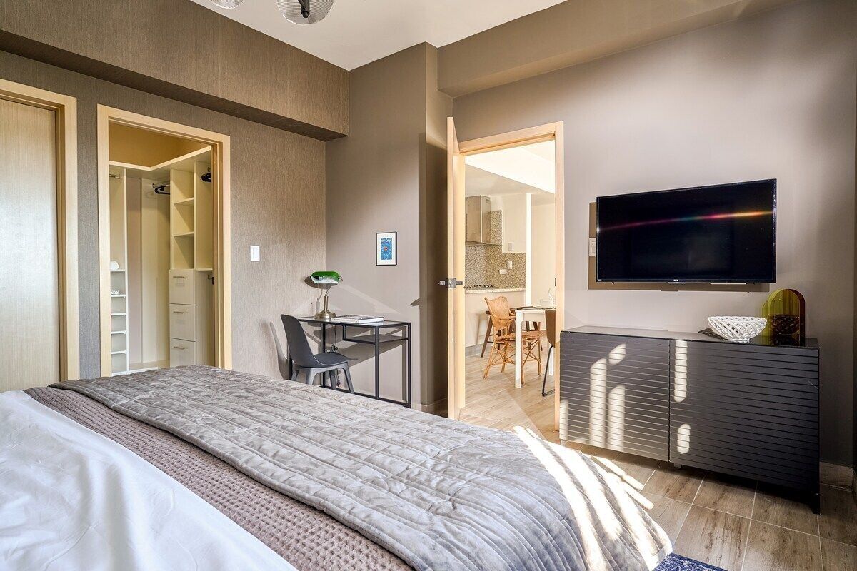 Tabla de planchar con plancha, Internet, ropa de cama