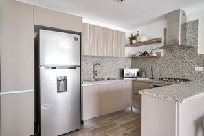 Kühlschrank, Mikrowelle, Ofen, Wasserkocher mit Kaffee-/Teezubehör