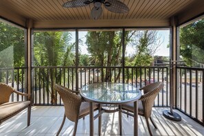 Outdoor dining - Cozy Dockside 2 bed, 2 bath at Sanibel Moorings #1422 (Sanibel)