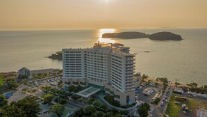 A high-rise hotel with a marina, parking, and a view of the sea. - Beache Palace (Boryeong)