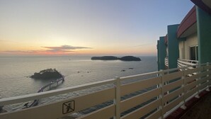 A balcony with a view of the sea, a pedestrian bridge, and distant islands. - Beache Palace (Boryeong)