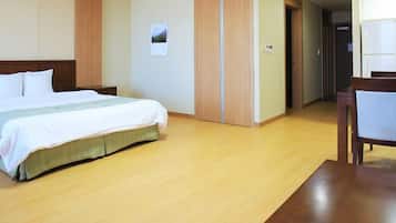 Family Condo, 1 Bedroom, Non Smoking, Beach View (27 Type) | Blackout drapes, free WiFi, bed sheets