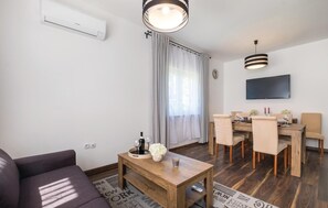 Una televisión, una chimenea, un futbolín