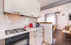 Réfrigérateur, four à micro-ondes, surface de cuisson, lave-vaisselle