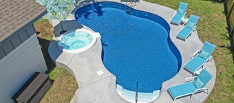 Walk to the beach. Casinos. POOL AND HOT TUB!